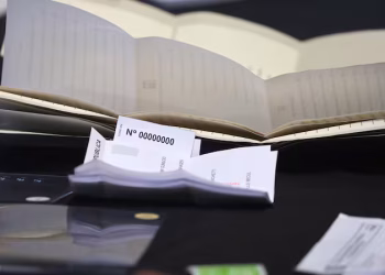Primeros votantes en Nueva Zelanda dan inicio al proceso electoral presidencial 2025