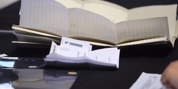 Primeros votantes en Nueva Zelanda dan inicio al proceso electoral presidencial 2025